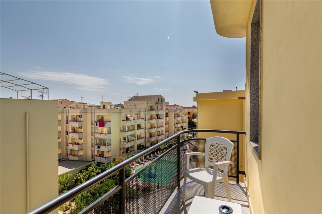 Pohled z balkónu apartmánu MONO, Alghero, Sardinie