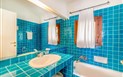 Residence Pineta Uno - Koupelna v apartmánu TRILO, Baja Sardinia, Sardinie
