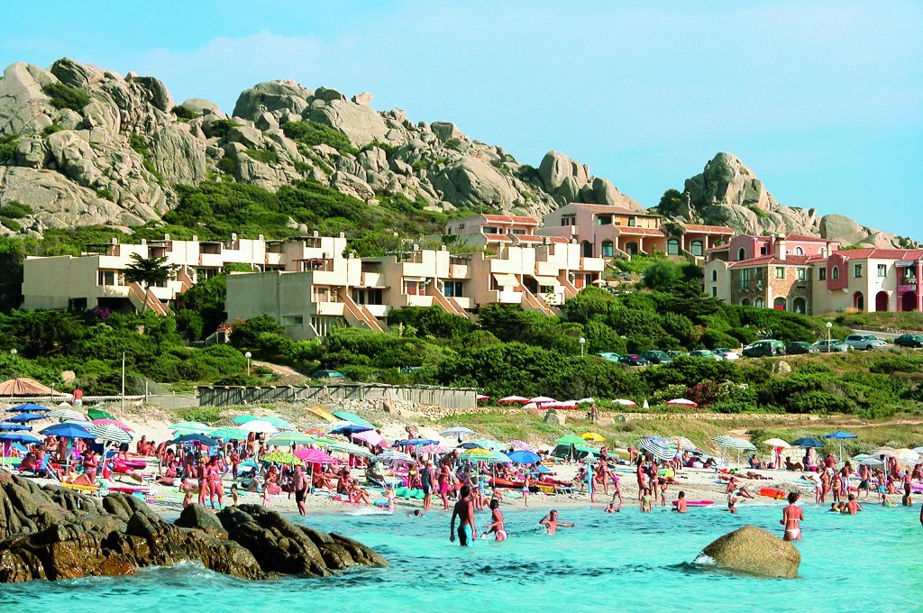 Pláž v zálivu Baia Santa Reparata, Santa Reparata, Sardinie