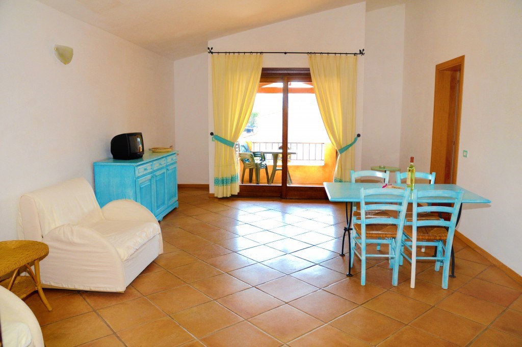 Obývací část v apartmánu, Punta Marana, Sardinie