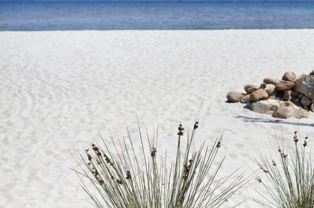 Písečná pláž u hotelu, San Teodoro, Sardinie