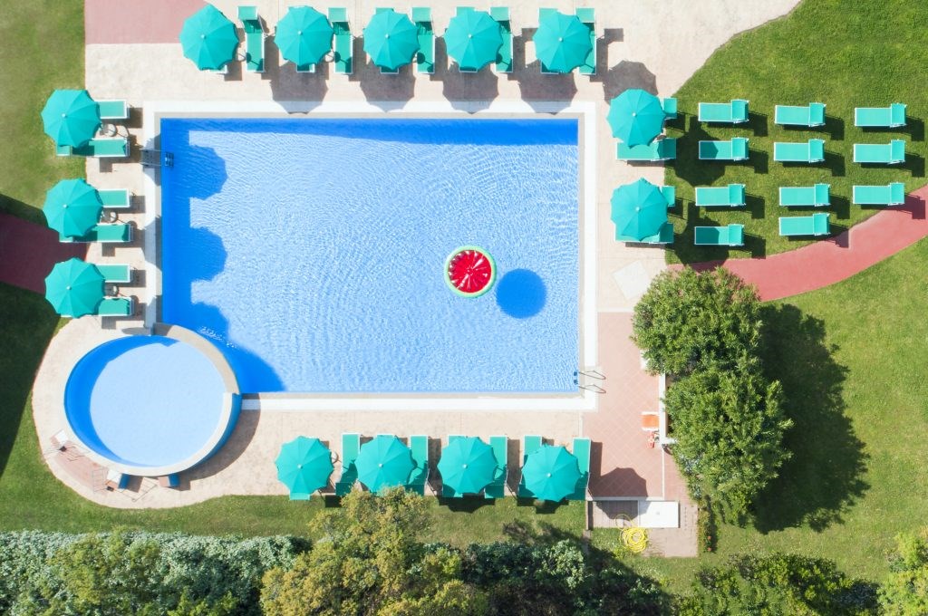 Letecký pohled na bazén, San Teodoro, Sardinie