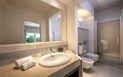 Chia Laguna Resort - Hotel Village - POOL COTTAGE koupelna se sprchou, Chia, Sardinie