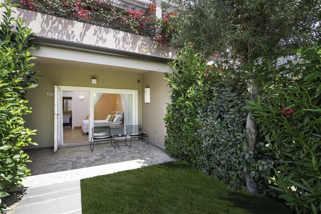 Chia Laguna Nature Resort - The Village - SUPERIOR privátní předzahrádka, Chia, Sardinie