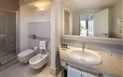 Chia Laguna Resort - Hotel Village - SUPERIOR COTTAGE koupelna se sprchou, Chia, Sardinie