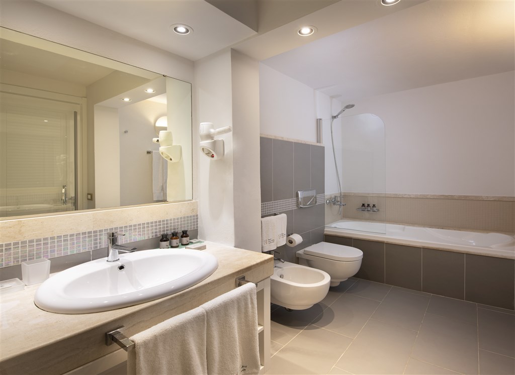 Chia Laguna Nature Resort - The Village - SUPERIOR FAMILY koupelna, Chia, Sardinie