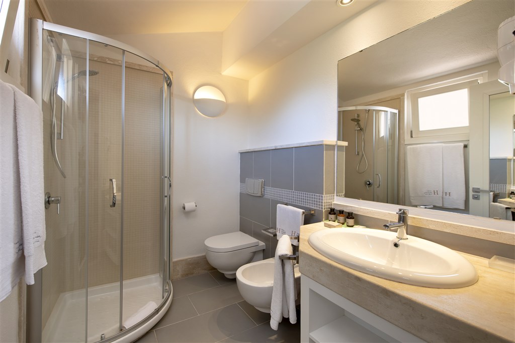 Chia Laguna Nature Resort - The Village - SUPERIOR FAMILY koupelna, Chia, Sardinie