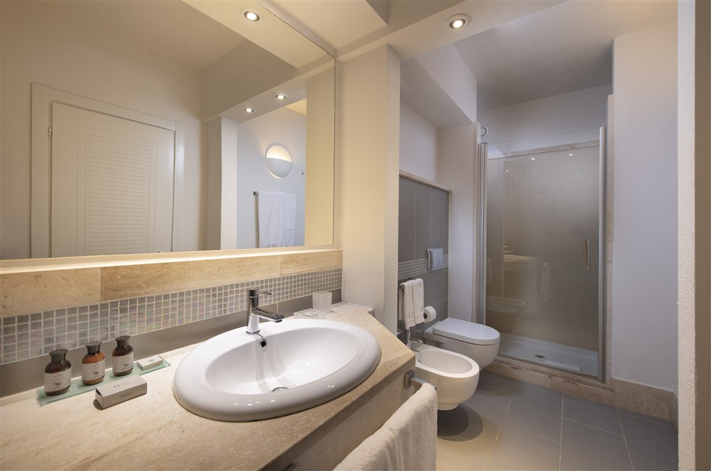 Chia Laguna Nature Resort - The Village - SUPERIOR třílůžkový koupelna, Chia, Sardinie