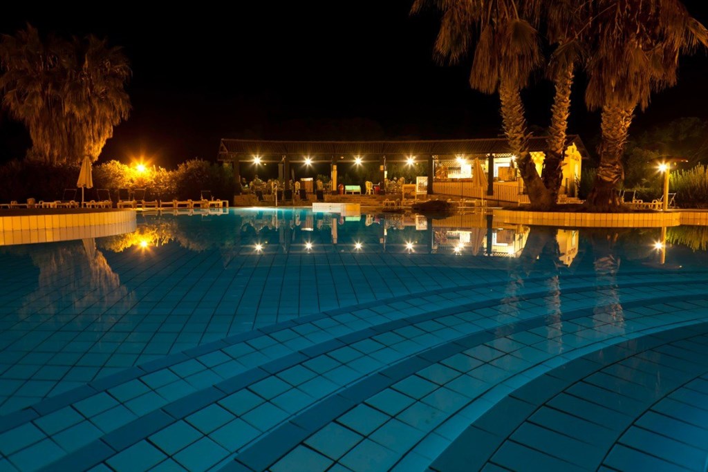 Večerní pohled na bazén, Arborea, Sardinie
