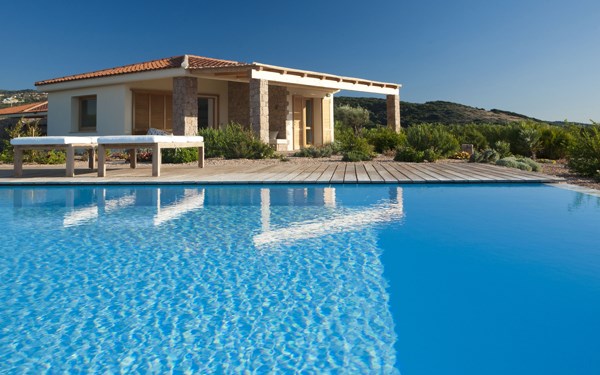 Vila CANNEDI pohled od bazénu, Isola Rossa, Sardinie