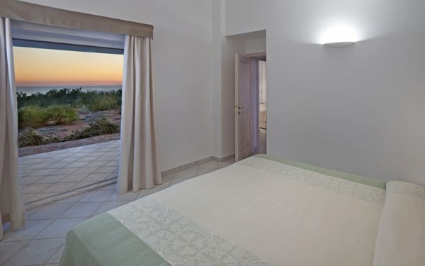 Vila CANNEDI ložnice s manželským lůžkem, Isola Rossa, Sardinie