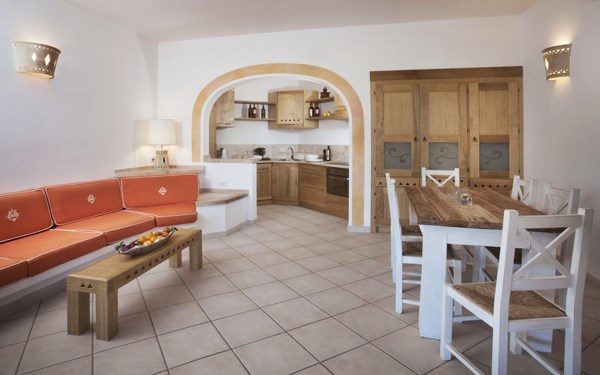 Vila GLI OLIVASTRI obývací část s kuchyní, Isola Rossa, Sardinie