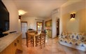 Vily Torreruja - VILA A obývací část s kuchyní, Isola Rossa, Sardinie