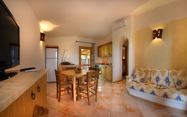 VILA A obývací část s kuchyní, Isola Rossa, Sardinie