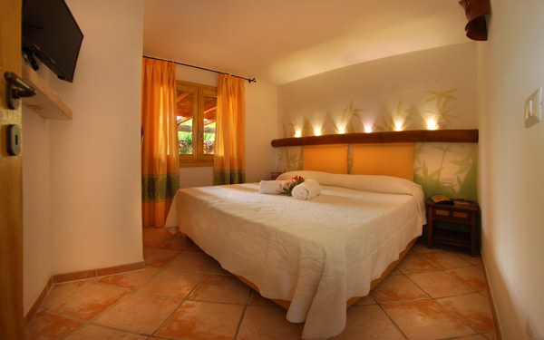 VILA A ložnice s manželským lůžkem, Isola Rossa, Sardinie