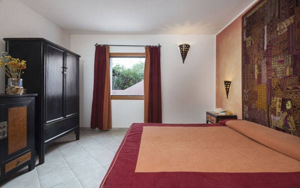 VILA ELICRISO ložnice s manželským lůžkem, Cannigione, Sardinie