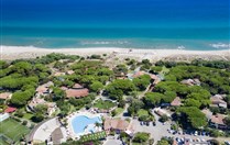 Letecký pohled na hotel, Colostrai, Sardinie