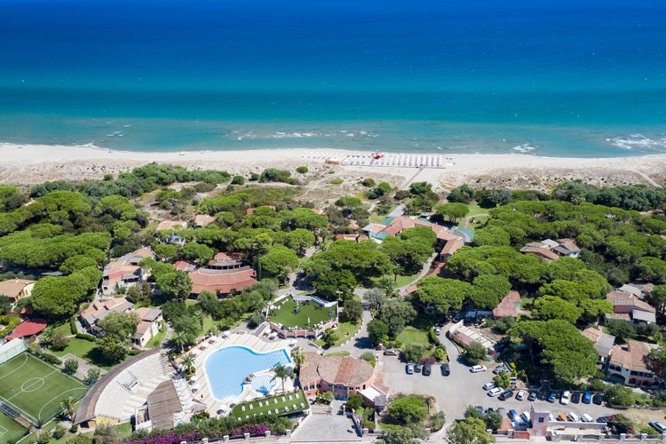 Letecký pohled na hotel, Colostrai, Sardinie