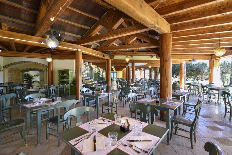 Venkovní restaurace, Colostrai, Sardinie