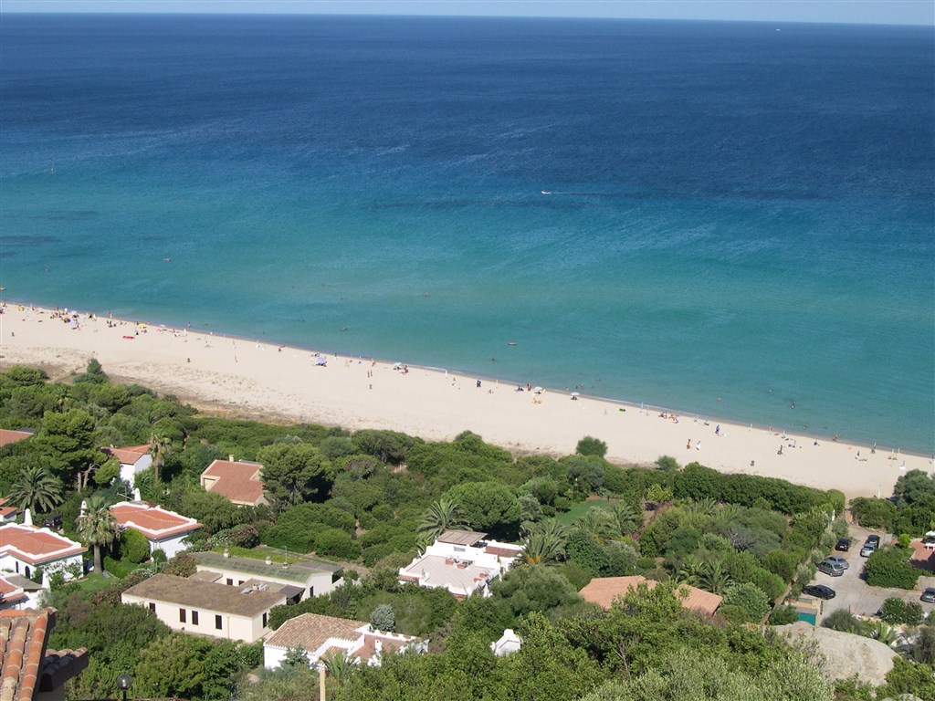 Letecký pohled na pláž, Costa Rei, Sardinie