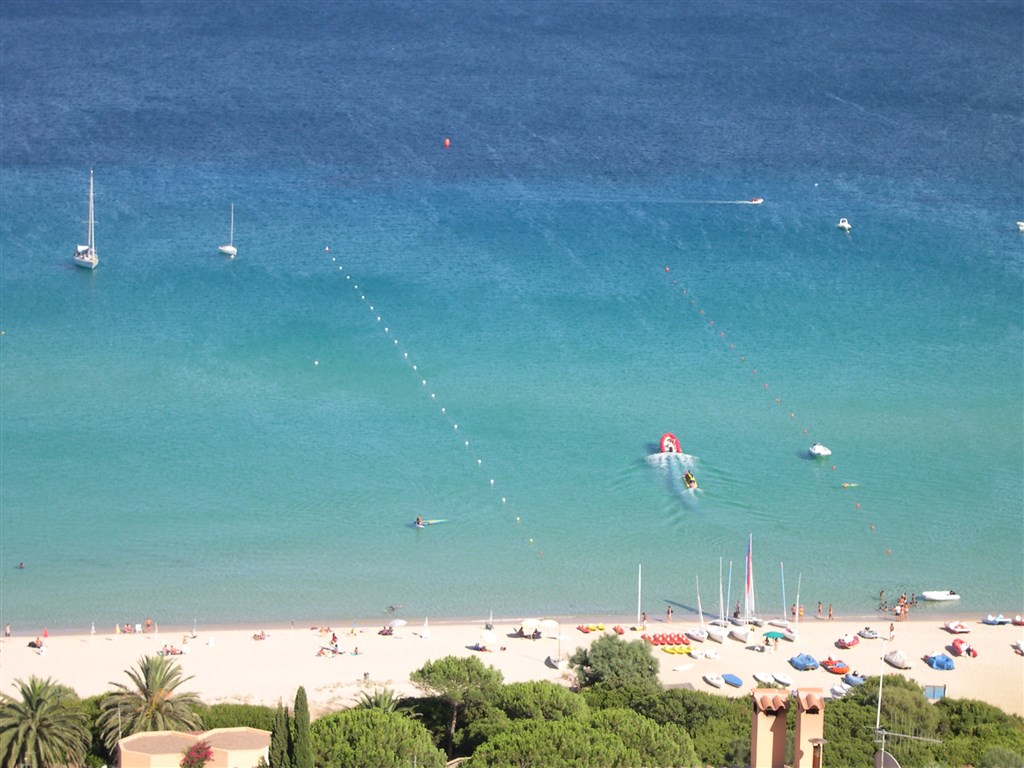 Pohled na pláž v Costa Rei, Costa Rei, Sardinie