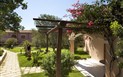 Resort Cala di Falco - Residence - Pohled na apartmán a okolní zahradu, Cannigone, Sardinie