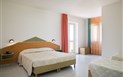 Lu' Hotel Porto Pino 65+ - Pokoj CLASSIC třílůžkový, Porto Pino, Sant´Anna Arresi, Sardinie