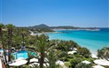 Hotel Stella Maris - Hotelová zahrada s výhledem na turistický přístav Villasimius, Sardinie