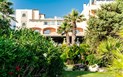 Hotel Stella Maris - Hlavní budova obklopená vzrostlou zahradou, Villasimius, Sardinie