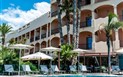 Hotel Stella Maris - Pohled od bazénu, Villasimius, Sardinie