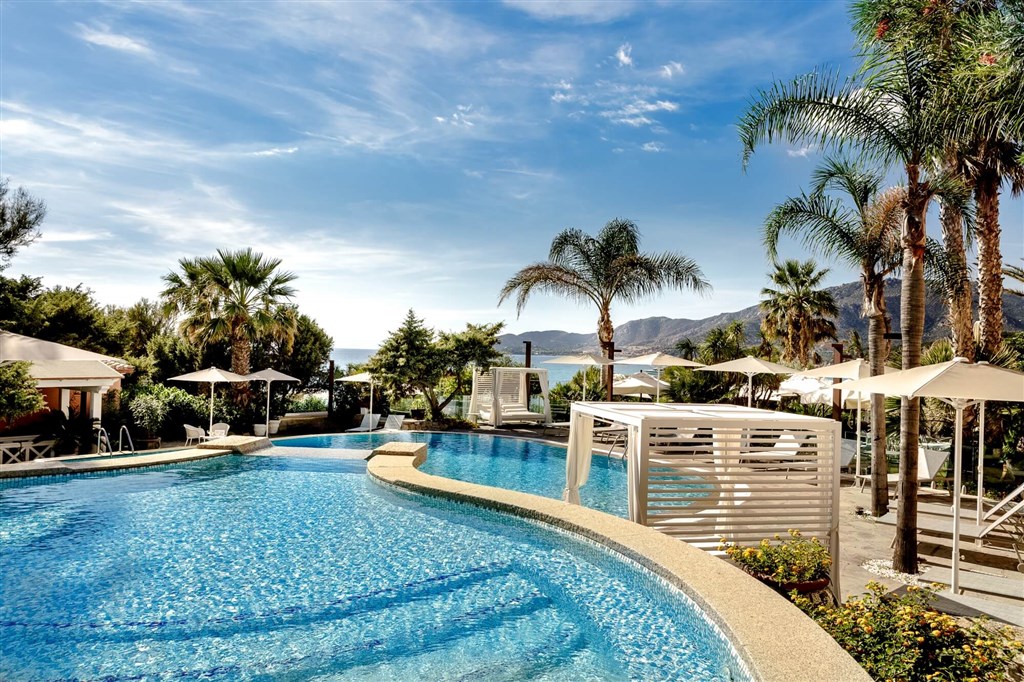 Hotelový bazén, Villasimius, Sardinie