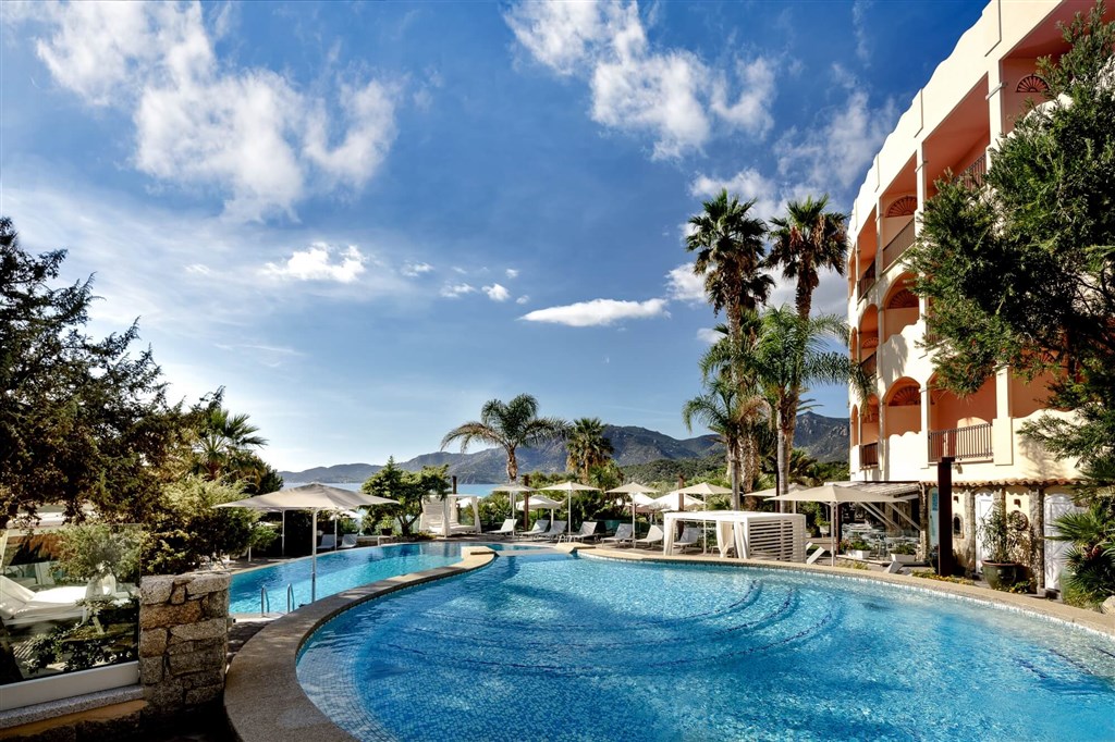 Hotel s bazénem, Villasimius, Sardinie