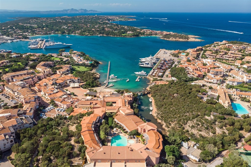 Letecký pohled na hotel, Porto Cervo, Sardinie