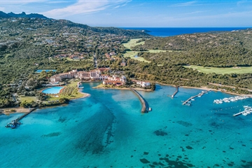 Letecký pohled na hotel, Porto Cervo, Sardinie