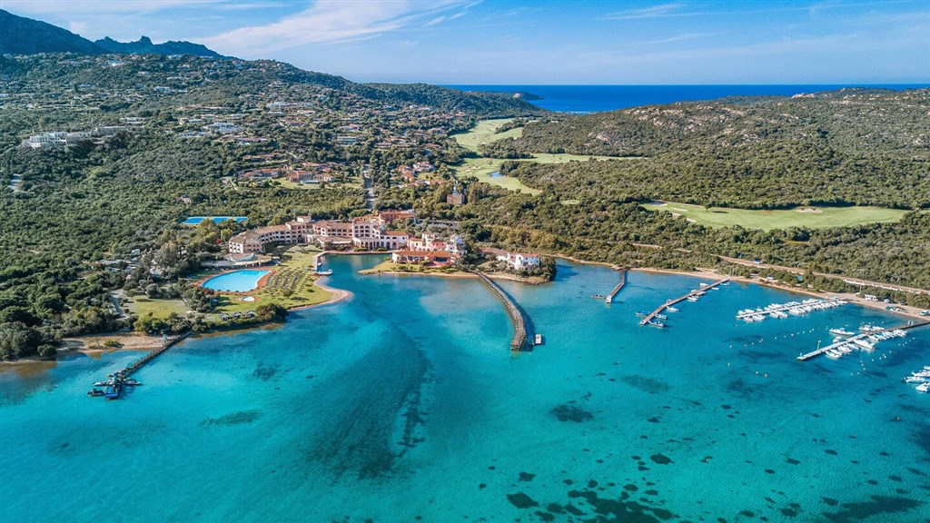 Letecký pohled na hotel, Porto Cervo, Sardinie