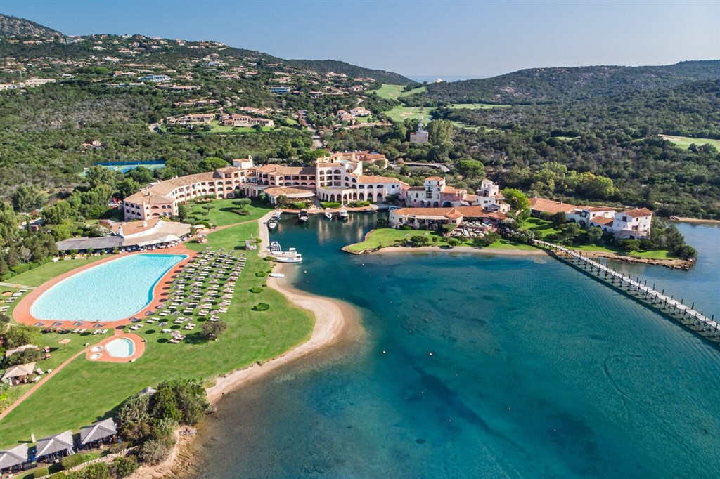 Letecký pohled na hotel, Porto Cervo, Sardinie