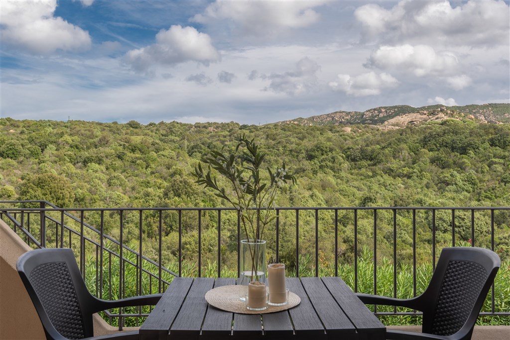 Výhled z balkonu apartmánu Bilo, Baja Sardinia, Sardinie