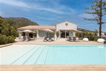 Pohled od bazénu pokojů SUITE EXECUTIVE, Santa Margherita di Pula, Sardinie