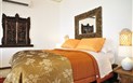 Arbatax Park Resort - Suites del Mare - Suite NURAGHE detail manželské postele, Arbatax, Sardinie
