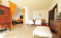 Arbatax Park Resort - Suites del Mare - Suite NURAGHE interiér, Arbatax, Sardinie