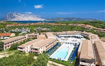 Letecký pohled na hotel, Capo Coda Cavallo, Sardinie