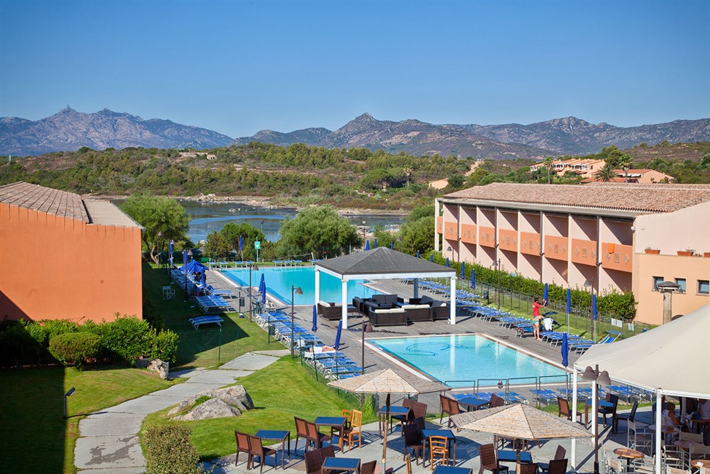 Pohled na hotel, Capo Coda Cavallo, Sardinie