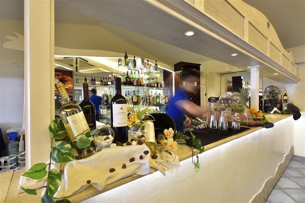 Hotelový bar, Capo Coda Cavallo, Sardinie