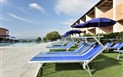 Futura Club Baja Bianca - Lehátka u bazénu, Capo Coda Cavallo, Sardinie