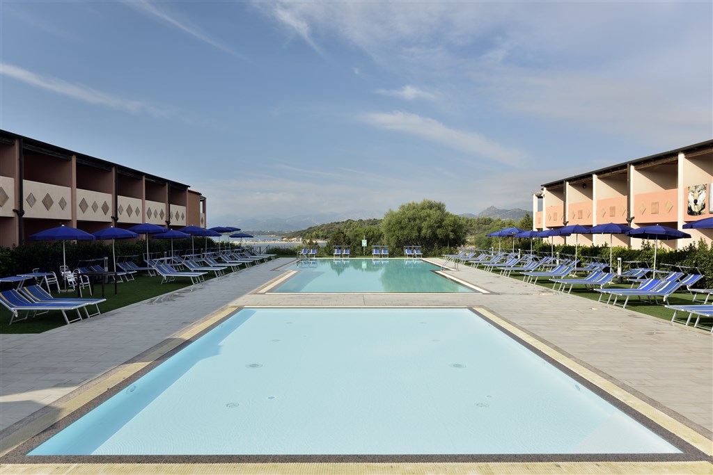 Pohled na bazén, Capo Coda Cavallo, Sardinie
