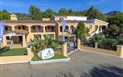 Hotel Club Rocca Dorada - Pohled na centrální část hotelu, Santa Margherita di Pula, Sardinie