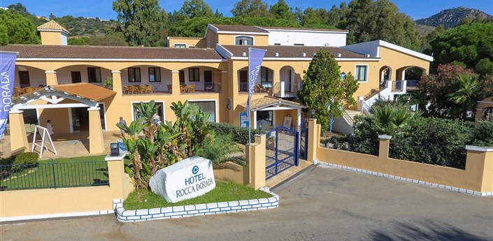 Hotel Club Rocca Dorada - Pohled na centrální část hotelu, Santa Margherita di Pula, Sardinie