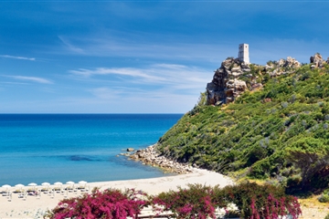Pohled na věž Salinas, Muravera, Sardinie