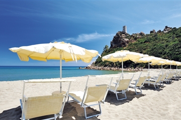 Pláž u hotelu, Muravera, Sardinie