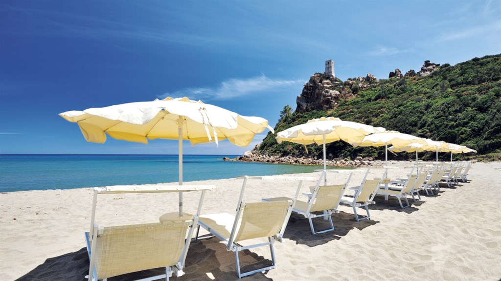 Pláž u hotelu, Muravera, Sardinie